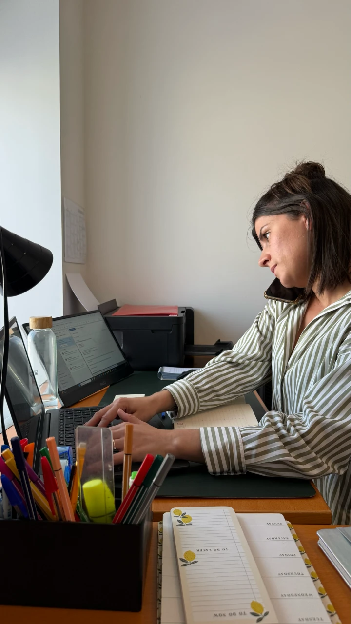 assistante administrative au téléphone